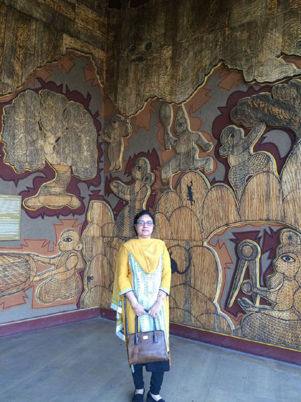 Green Earth Productions : Manasi at Bhopal Tribal's Museum - Click to Enlarge