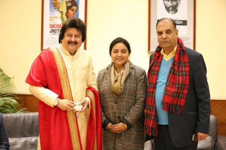 Green Earth Productions : Manasi with Gazal Gayak Shri. Pankaj Udhas Ji and Padmashri Shri. Alok Mehta Ji - Click to Enlarge